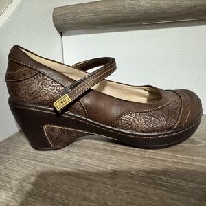 JBU Women's Embossed Brown Wedge Shoes Size 8.5